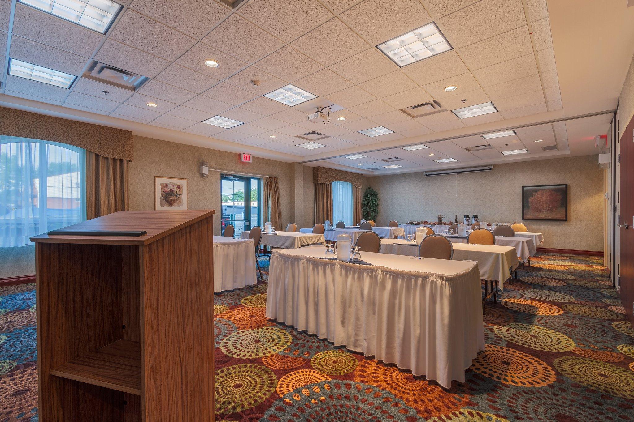 Holiday Inn Express & Suites - Belleville By Ihg Εξωτερικό φωτογραφία