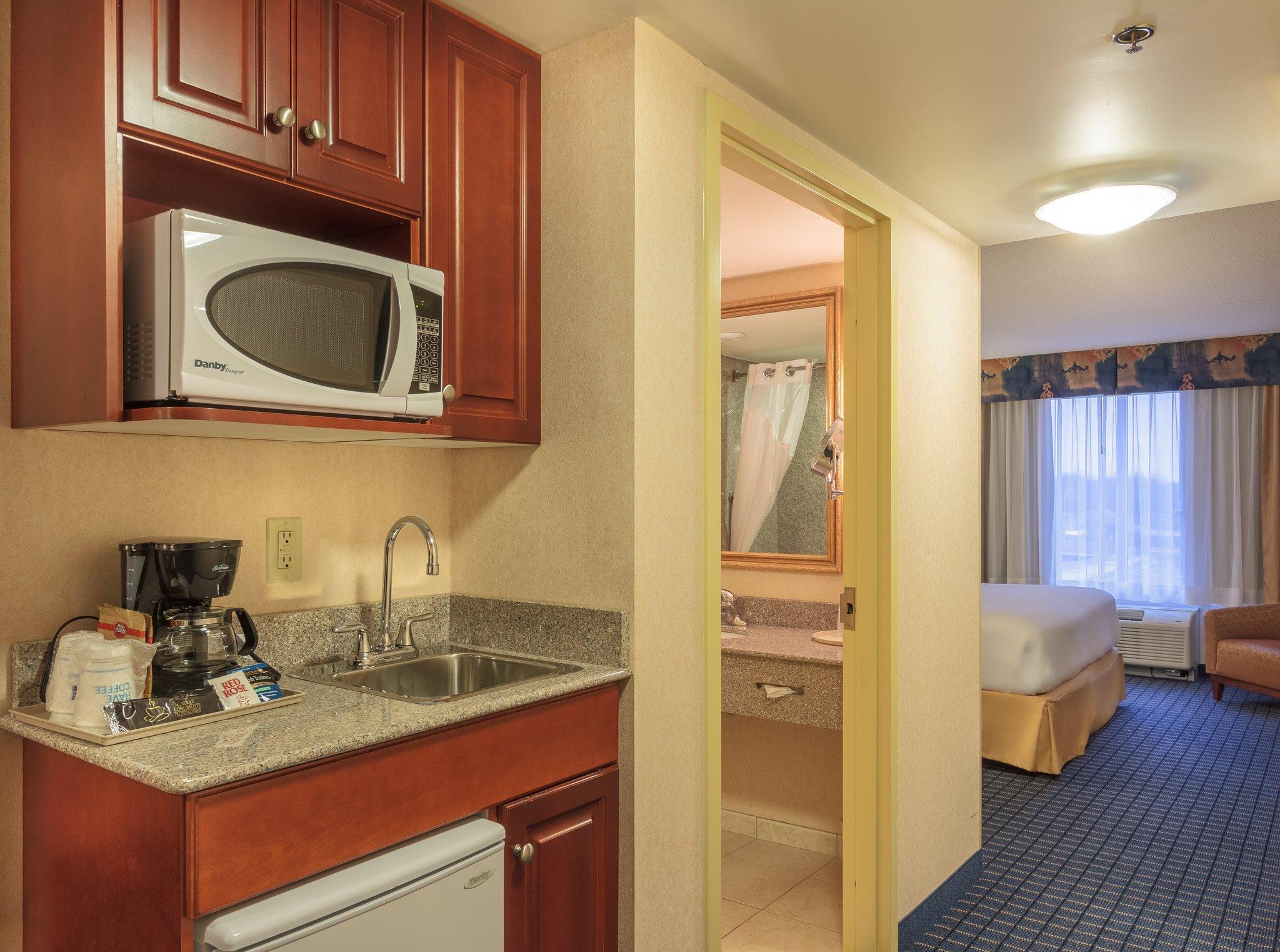 Holiday Inn Express & Suites - Belleville By Ihg Εξωτερικό φωτογραφία